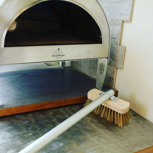 Cepillo de latón para limpiar el horno de pizza.