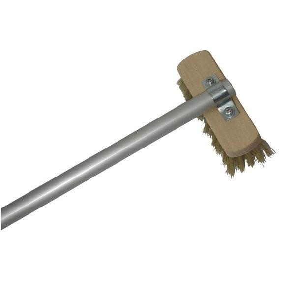 Cepillo de latón para limpiar el horno de pizza.