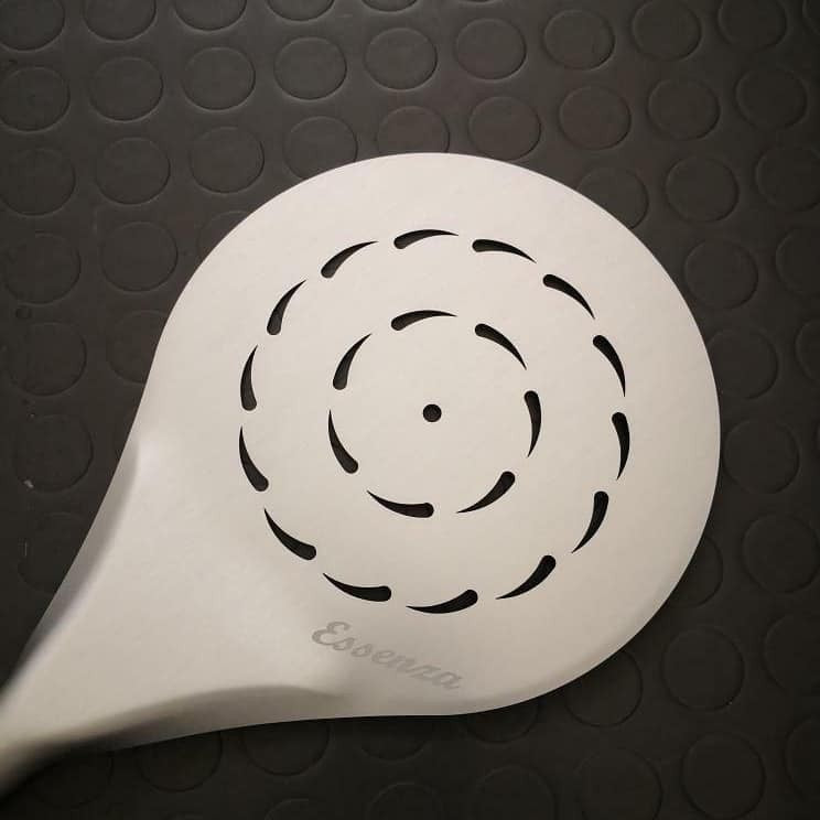 Essenza Pala de pizza redonda de aluminio perforado de 18 cm (7") ligera y flexible.