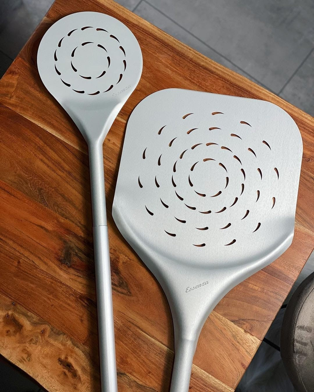 Essenza Pala de pizza redonda de aluminio perforado de 18 cm (7") ligera y flexible.