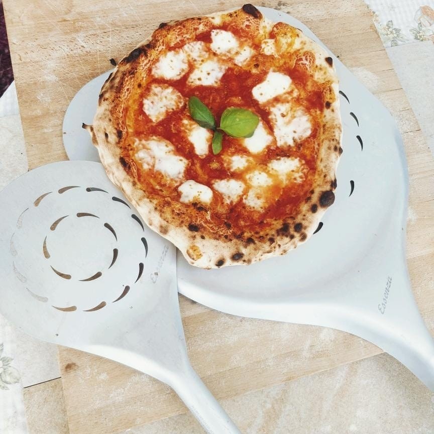 Essenza Pala de pizza redonda de aluminio perforado de 18 cm (7") ligera y flexible.