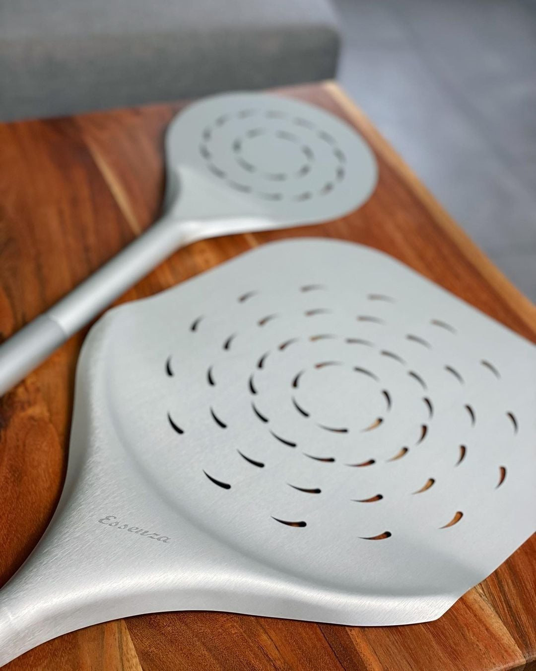 Essenza Pala de pizza redonda de aluminio perforado de 18 cm (7") ligera y flexible.