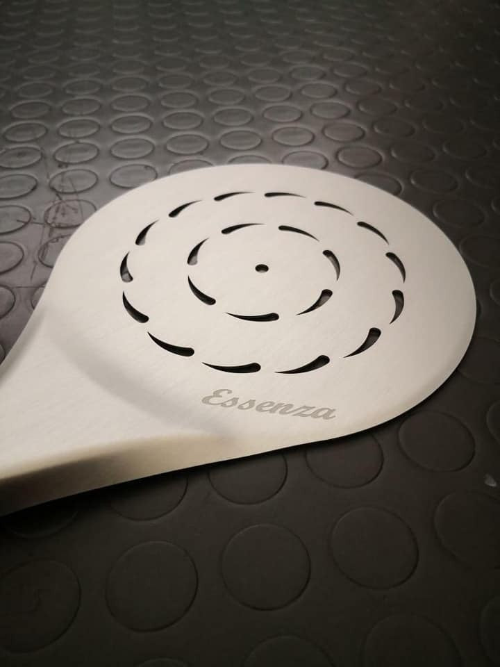 Essenza Pala de pizza redonda de aluminio perforado de 18 cm (7") ligera y flexible.